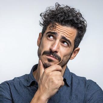 真剣な表情の中東系男性 真剣な表情の中東系男性の写真