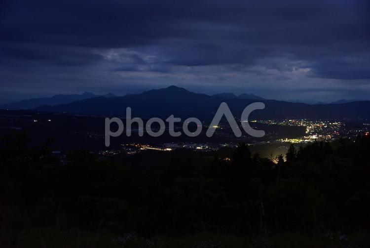 夕闇迫る沼田市街 沼田市,夜景,河岸段丘の写真素材