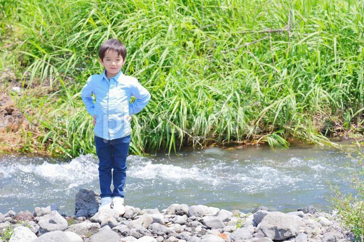 石の上に立つ男の子 男の子,石,遊ぶの写真素材