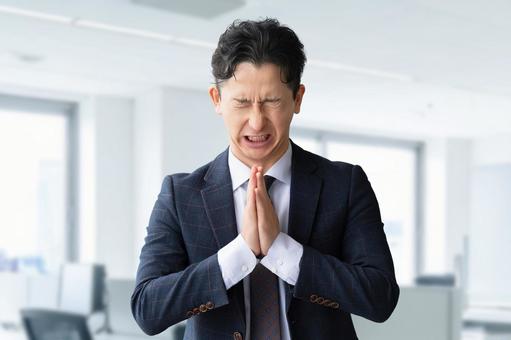 お願い・謝るポーズの男性ビジネスマン 男性,ビジネス,ビジネスマンの写真素材