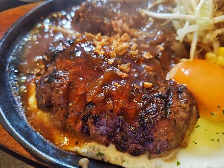 肉汁あふれるジューシーな鉄板ハンバーグ 肉汁あふれるジューシーな鉄板ハンバーグ ハンバーグ,鉄板,肉料理の写真素材