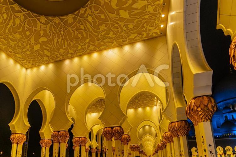 シェークザイードモスク（UAEアブダビ） 柱,アーチ,黄金色の写真素材