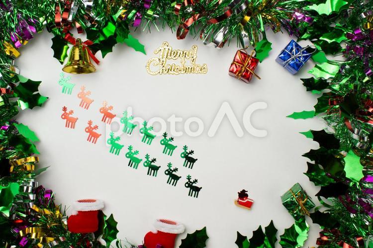 クリスマスリースとトナカイとサンタクロースとオーナメントのフレーム クリスマス,背景,トナカイの写真素材