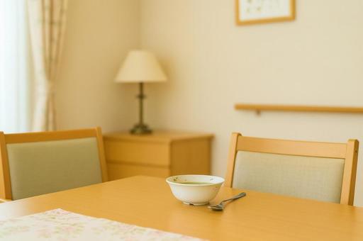 テーブルにお椀とスプーン テーブルにお椀とスプーンの写真