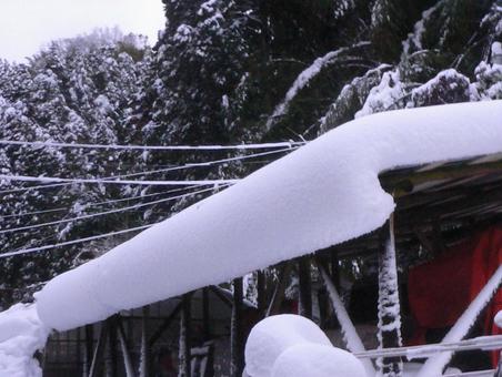 屋根からずり落ちそうな雪2 屋根,雪,重力の写真素材