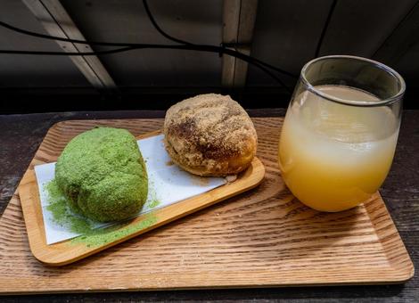 あげぱんとリンゴジュース(高見石小屋) あげぱんとリンゴジュース(高見石小屋) あげぱん,リンゴジュース,高見石小屋の写真素材