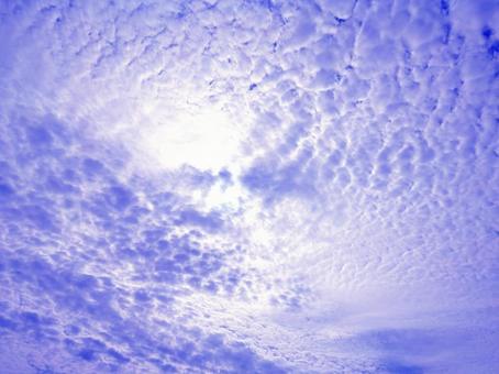 印象的な空 太陽光と雲とブルーグレーの空 印象的な空 太陽光と雲とブルーグレーの空の写真