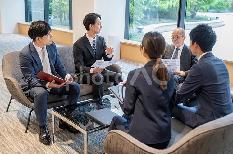 ミーティングをする男女のビジネスパーソン ミーティング,会議,会社員の写真素材
