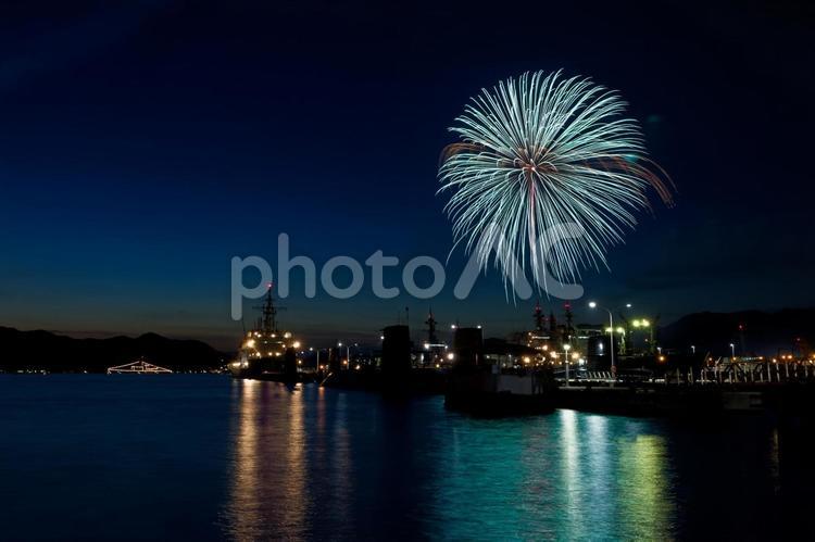 呉の夏祭り海上花火大会の風景　水色 花火,花火大会,打ち上げ花火の写真素材