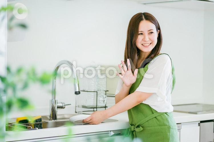 皿洗いをする女性 皿洗い,家事,主婦の写真素材