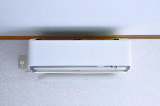 冷房運転中の家庭用エアコン 冷房運転中の家庭用エアコン エアコン,室内,家庭用の写真素材