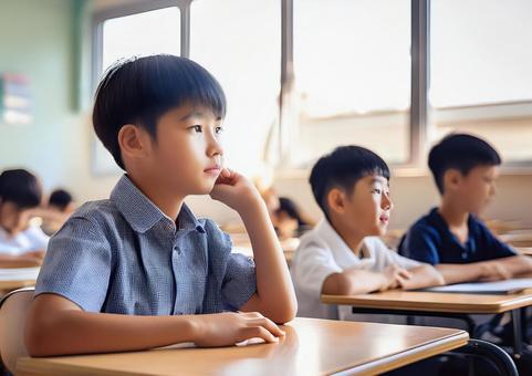 授業中の小学生男子 授業中の小学生男子の写真