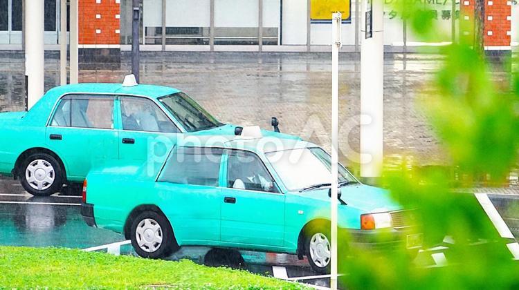 梅雨の新緑とタクシー二台 タクシー,２台,雨の写真素材