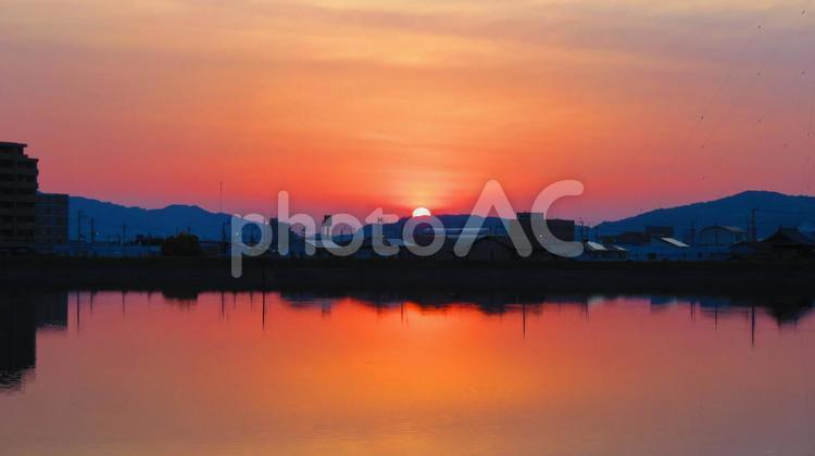 ５月上旬の池の朝焼け 背景,朝焼け,日の出の写真素材