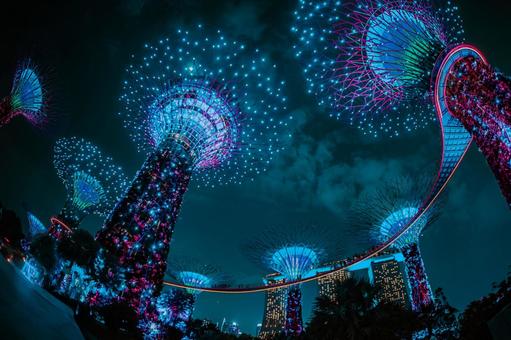 未来的な夜景のスーパーツリー 未来的な夜景のスーパーツリー スーパーツリー,ガーデンズバイザベイ,夜景の写真素材