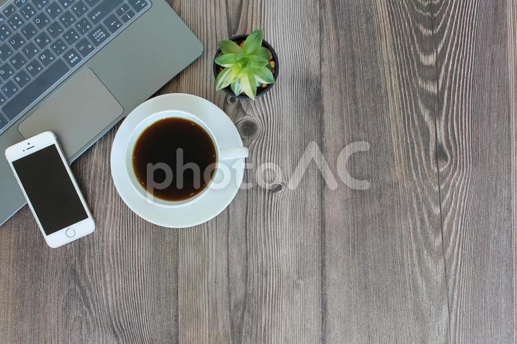 ノートパソコンとコーヒーカップとスマホ ビジネス,オフィス,在宅ワークの写真素材