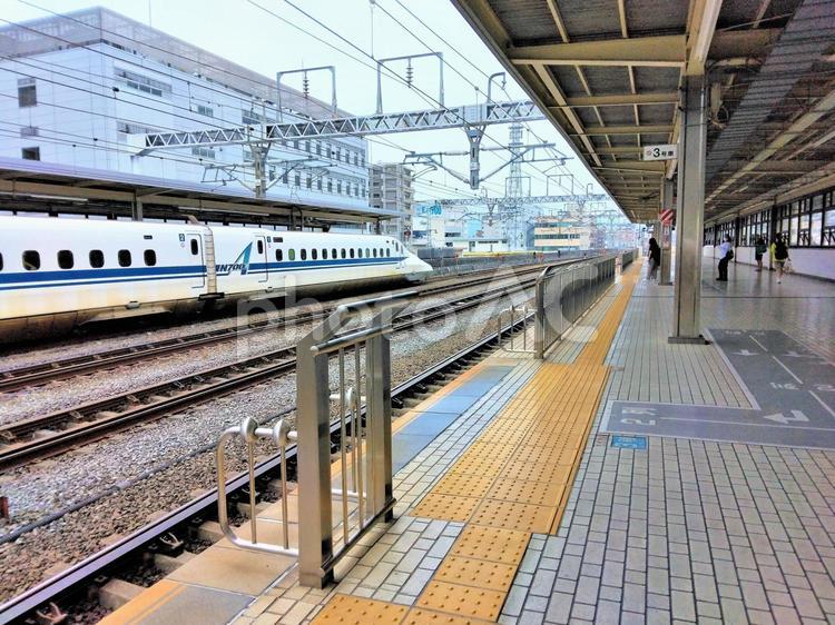N700こだま号停車と上りの列車を待つ人 新幹線,東海道,こだまの写真素材