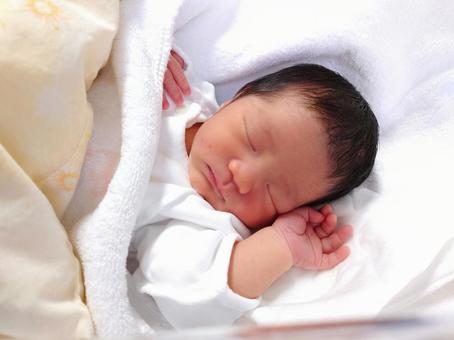 布団でぐっすり眠る赤ちゃん 布団でぐっすり眠る赤ちゃん 赤ちゃん,生まれたて,眠るの写真素材