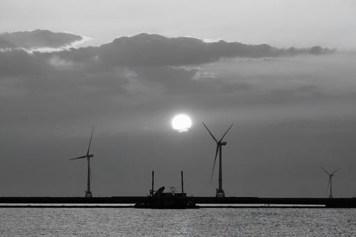 洋上風力発電機の並ぶ風景 洋上風力発電機の並ぶ風景の写真