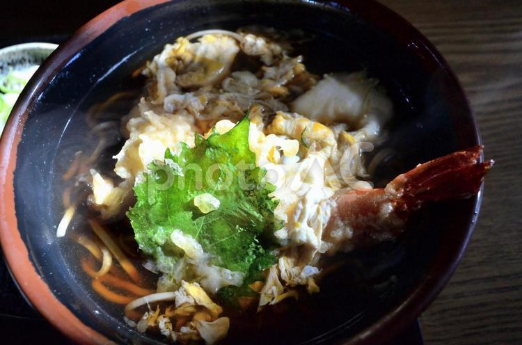 天とじそば 天とじそば 海老天,卵とじ,長ネギの写真素材