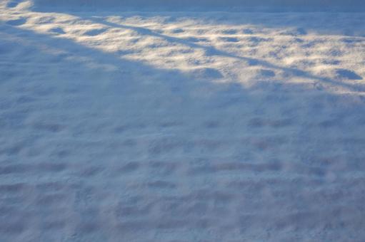 朝日が差し込む雪の田んぼ 朝日が差し込む雪の田んぼ 雪,冬,背景の写真素材