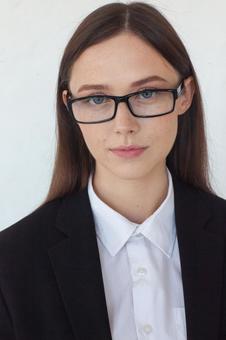 カメラ目線のメガネにロングヘアこ女性 女性,外国人,ビジネスの写真素材