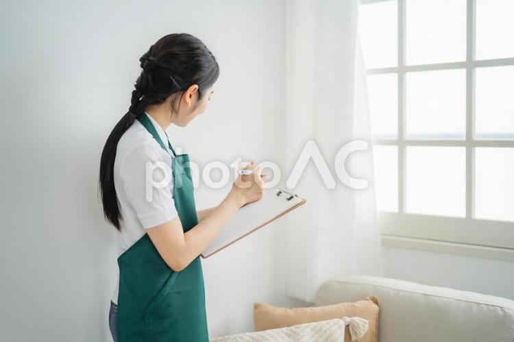 電源プラグの差し込み口を点検する女性 電源,電源プラグ,コンセントの写真素材