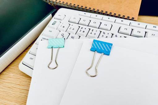 クリップで挟んだ書類とパソコンとファイル ビジネス,パソコン,ノートパソコンの写真素材