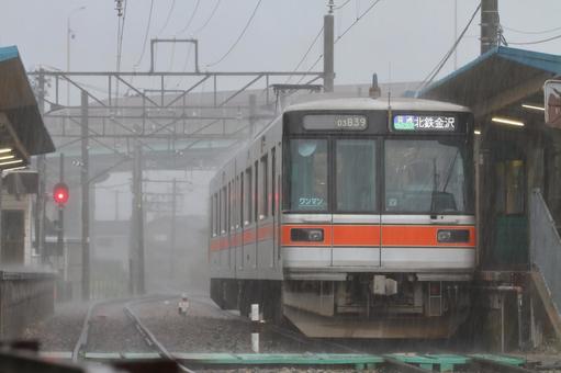 大雨の中、三ツ屋駅に停車する03系 大雨の中、三ツ屋駅に停車する03系 北陸鉄道,浅野川線,三ツ屋駅の写真素材