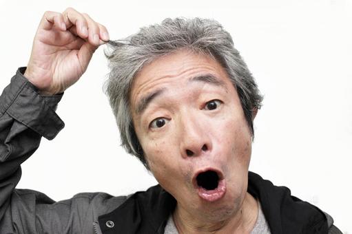 髪の毛を気にするシニア男性 シニア,シニア男性,シニアサラリーマンの写真素材