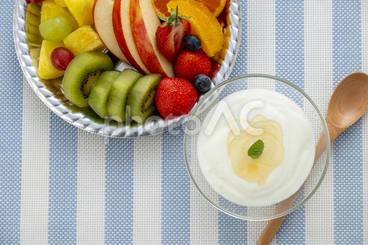 ヨーグルトとフルーツ　朝食イメージ ヨーグルト,プレーンヨーグルト,フルーツの写真素材