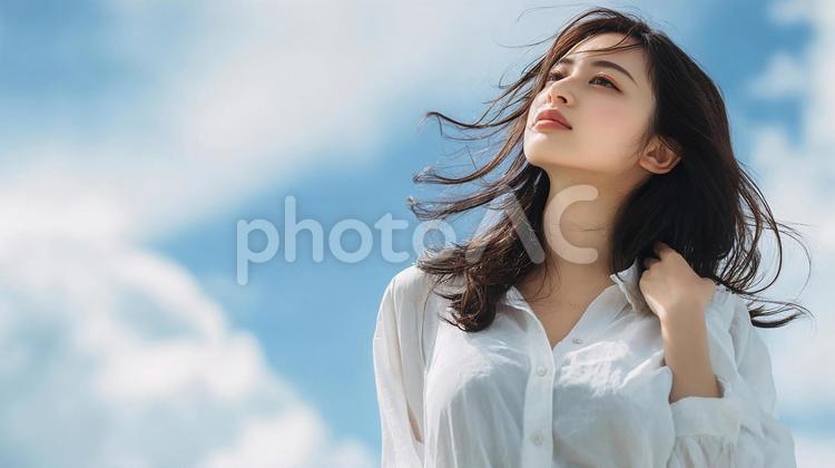 白いシャツの女性、爽やかな表情 女性,アジア人,ポートレートの写真素材