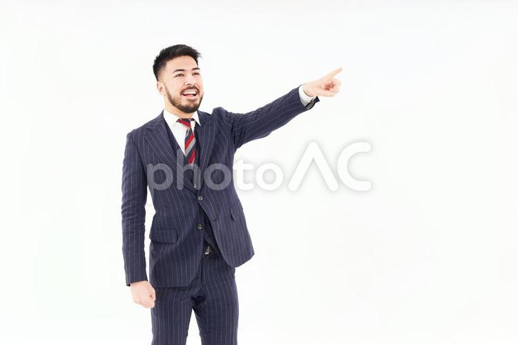 上の方を指差すスーツ姿の男性 ビジネスマン,スーツ,男性の写真素材