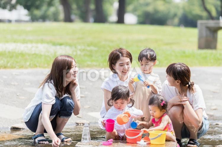 ママ友　母親　育児　水遊び　 育児,ママ友,公園の写真素材