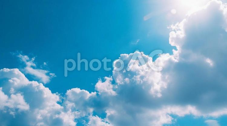 夏の青空と白い雲・空模様・天気・快晴 青空,白い雲,夏空の写真素材