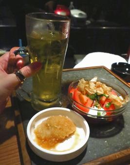 ひとり飲み トマトサラダ ひとり飲み トマトサラダ 一人飲み,ひとり飲み,トマトの写真素材