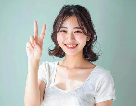 ピースサインをする笑顔の女性 ピースサインをする笑顔の女性の写真