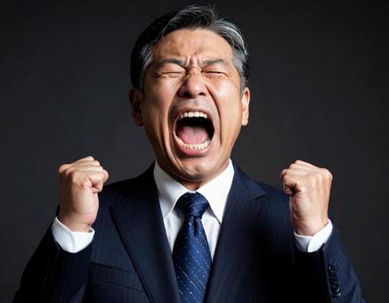 感情爆発!叫ぶ中年男性の強烈な表情 感情爆発!叫ぶ中年男性の強烈な表情の写真