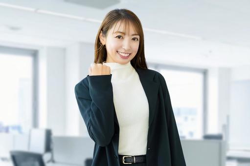 ガッツポーズをする女性・ビジネスウーマン 女性,ガッツポーズ,笑顔の写真素材