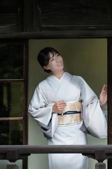 和風の建物から外をのぞく和装の女性 和風の建物から外をのぞく和装の女性 着物,和装,和風の写真素材