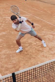 ラケットを振り抜くテニスプレーヤー 男性,外国人,テニスの写真素材