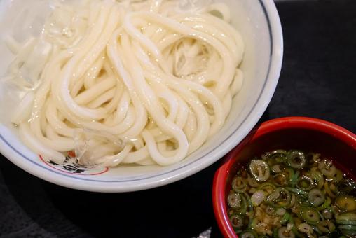 さぬきうどんの氷入り冷やしうどん さぬきうどんの氷入り冷やしうどんの写真