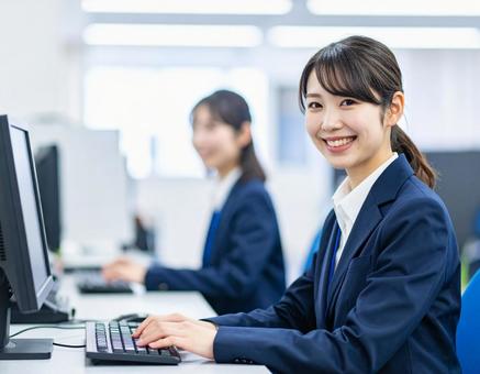 スーツで仕事をする女性 スーツで仕事をする女性の写真