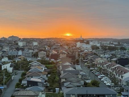 日の出の町並み 日の出の町並み 日の出,朝,朝焼けの写真素材