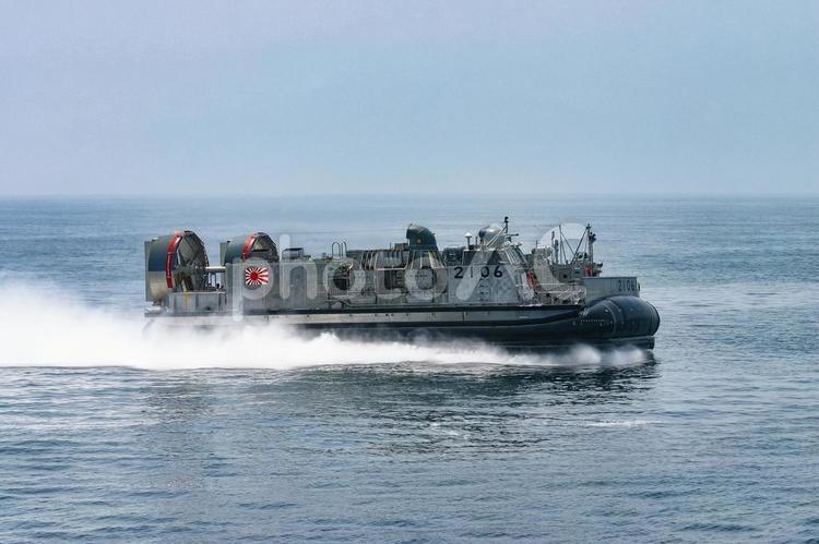航行する海上自衛隊のホバークラフト 自衛隊,海上自衛隊,ミリタリーの写真素材