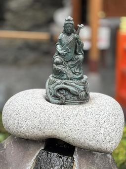 蛇窪神社の琵琶を奏でる弁財天 蛇窪神社の琵琶を奏でる弁財天の写真