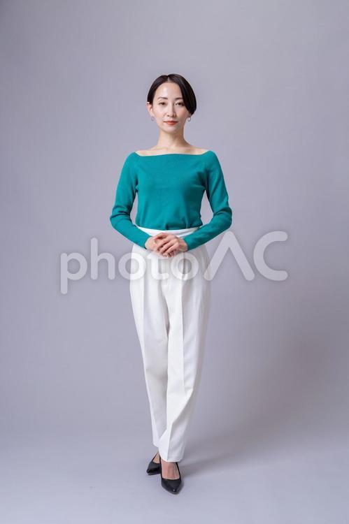 ファイルを持つ女性 主婦,ライフスタイル,上半身の写真素材