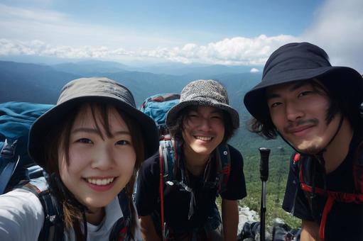 しっかり準備をして山登りを楽しむ若者たち しっかり準備をして山登りを楽しむ若者たちの写真