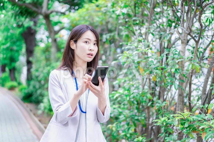 地図アプリを使う若いビジネスウーマン 見渡す,チェック,道案内の写真素材