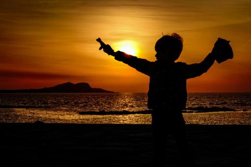 <素材>夕日を見送る男の子の後ろ姿 <素材>夕日を見送る男の子の後ろ姿 子供,海,空の写真素材